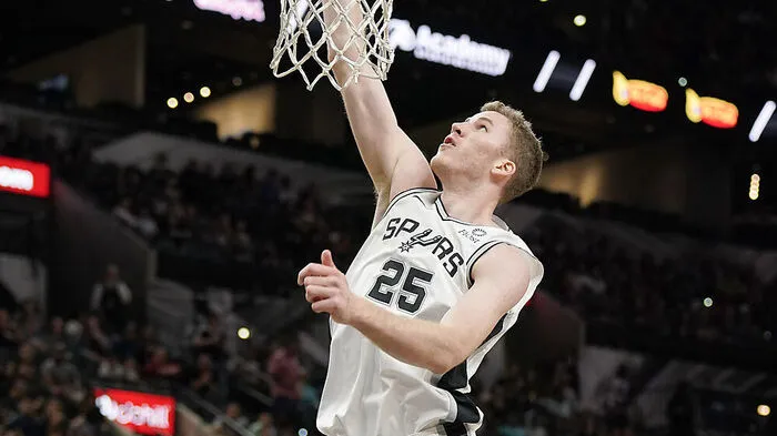 Jakob Pöltl steuerte vier Punkte zum Auftaktsieg der Spurs bei