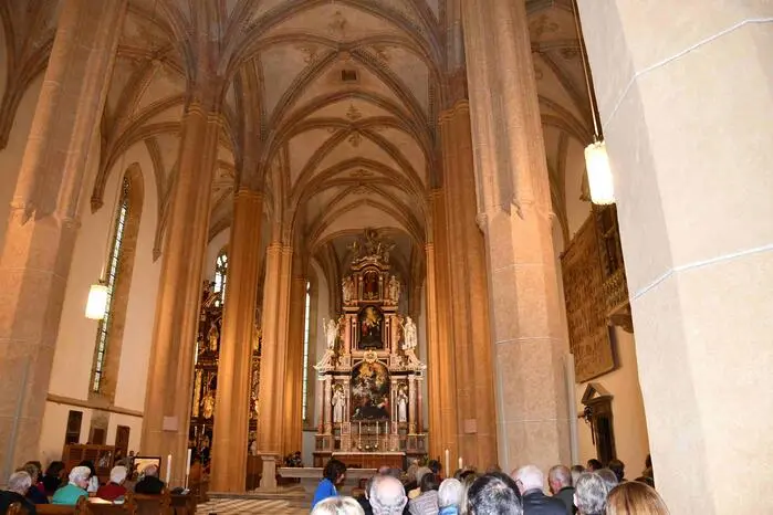 Die gesamte Kirche erhielt zudem eine modernisierte Beleuchtung mit energiesparender LED-Technik und eine neue Lautsprecheranlage.