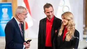 Alexander Van der Bellen mit Benjamin Karl und Anna Gasser 