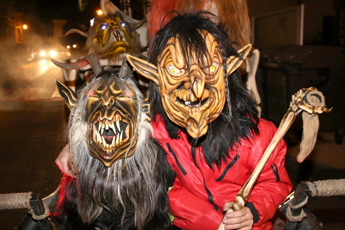 Grund des Massenandranges war der Perchtenlauf der „Guttaringer Hochofenteufel“, der bereits zum achten Mal über die Bühne ging. 