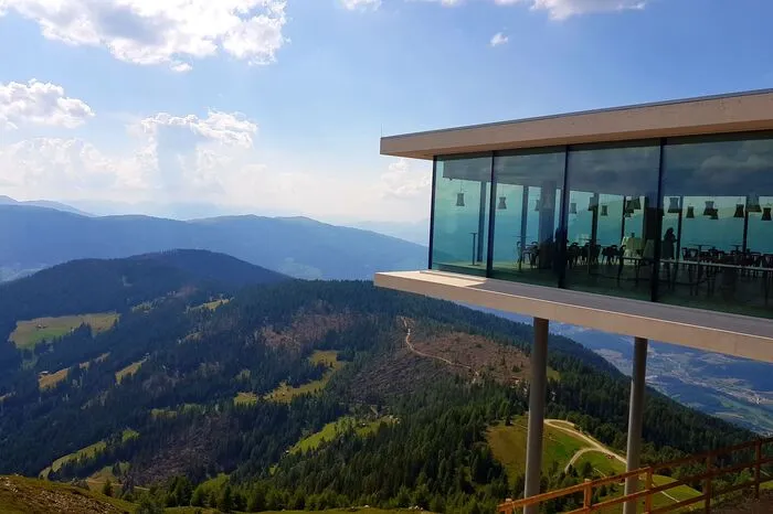 Dem Lumen ist auch das Restaurant Alpinn angebaut, es ragt über den Kronplatz hinaus