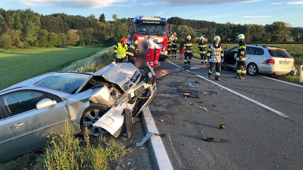 Die Unfallstelle mit den beiden beschädigten Pkw