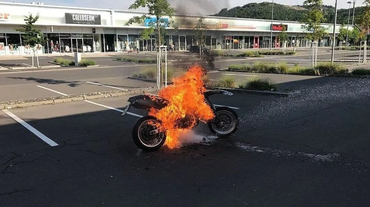 Beim Eintreffen der Feuerwehr stand das Motorrad in Vollbrand
