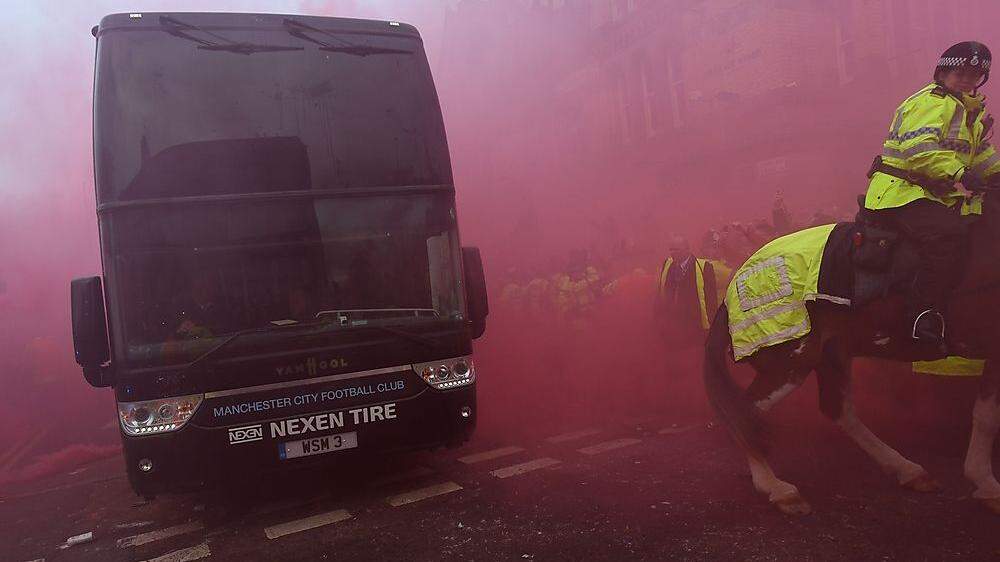Der Manchester-Bus mitten im Chaos