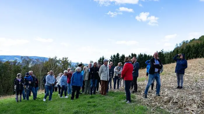 Von Weitem sichtbar thront die Kirche mit dem gotischen Langhaus und dem später angebauten Turm auf einer Anhöhe am Fuße des Masenbergs. 