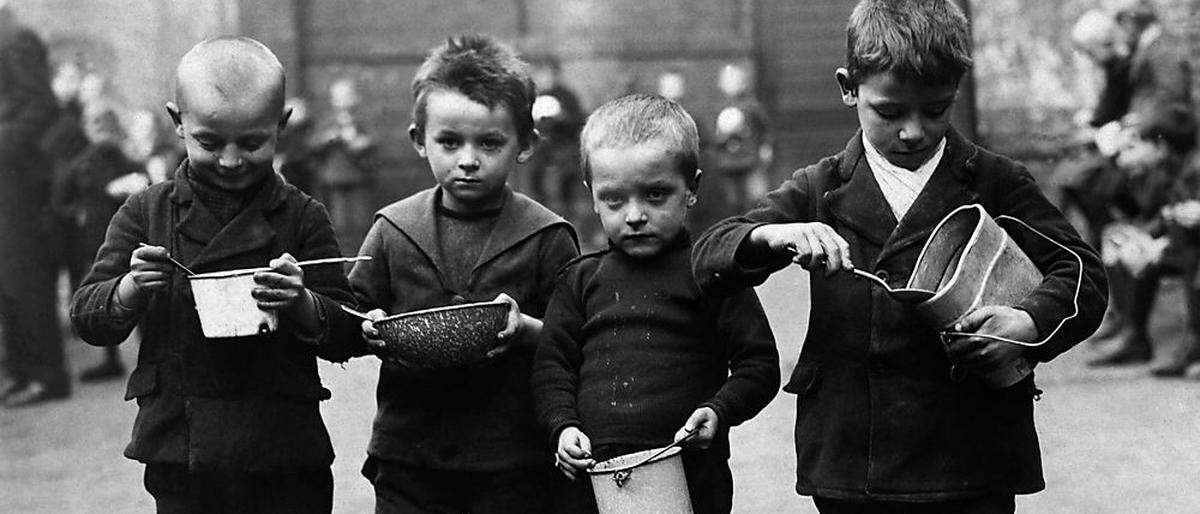 Unterernährt: Öffentliche Ausspeisungen waren für viele Kinder oft die einzige Mahlzeit am Tag 