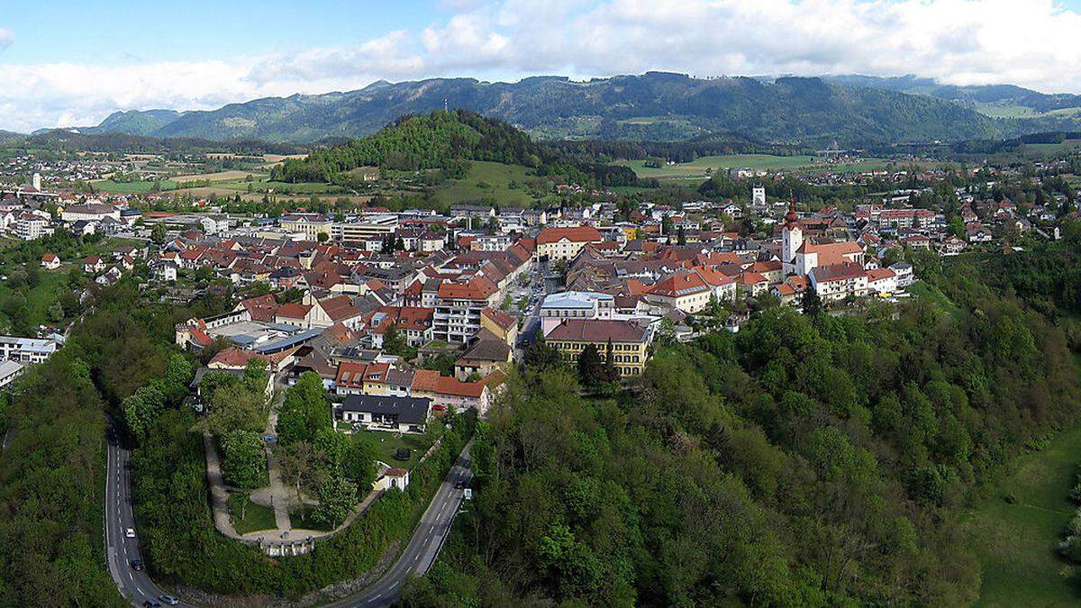 Stadtansicht von Völkermarkt mit der Bürgerlust im Vordergrund aus der Vogelperspektive, im Hintergrund der Strutzikogel