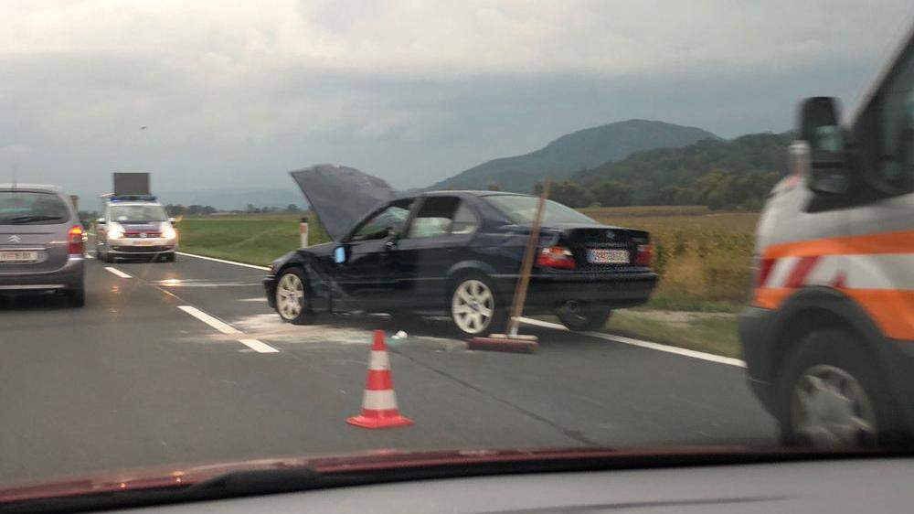 Nach dem Unfall kam es zu Verkehrsverzögerungen 