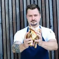 Der slowenische 2-Sternekoch David Žefran zeigt, wie man aus altem Brot einen aromatischen Karamellsirup zaubern kann.