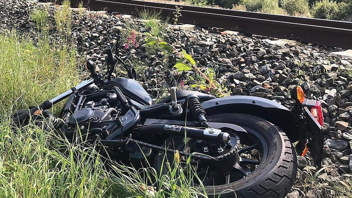 Das Motorrad landete im Straßengraben