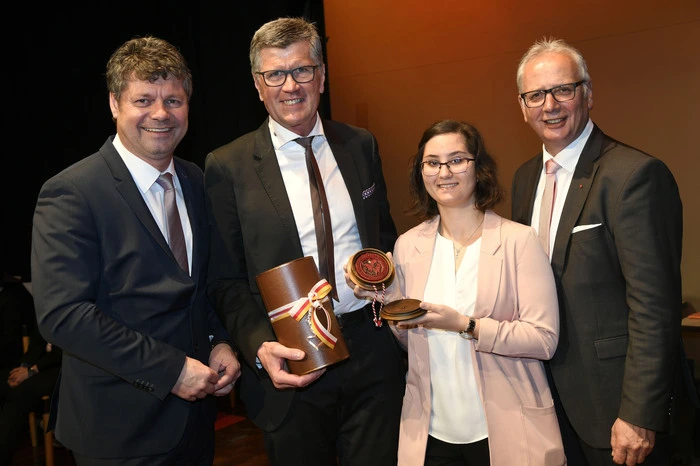 Das Wappensiegel der Stadtgemeinde Spittal wurde von Bürgermeister Gerhard Pirih symbolisch für die gute Zusammenarbeit mit der Handelsakademie verliehen. Am Foto mit Direktor Erwin Theuermann, der Schülerin Natalija Stojaković und Landtagspräsident Reinhart Rohr.