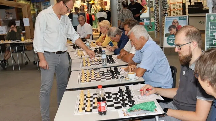 Zum 70-jährigen Jubiläum des Schachklub Bärnbach fand im Weststeirischen Einkaufszentrum Bärnbach ein Blitzschach-Turnier mit Großmeister Markus Ragger statt.