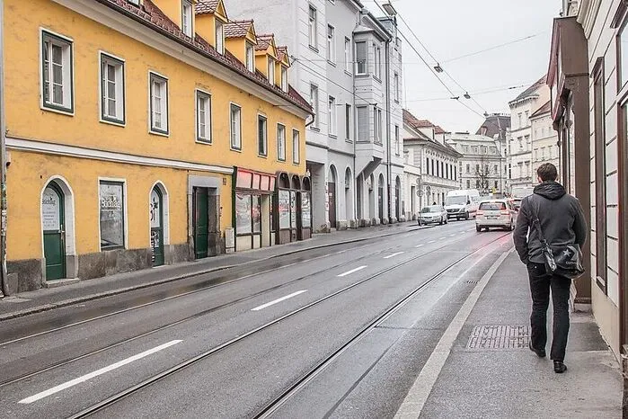 Speziell in den Morgenstunden spielt es sich am Beginn der Münzgrabenstraße beim Dietrichsteinplatz ab. Viele Kinder der nahen Volksschule eilen dort den engen Gehsteig entlang. Entgegenkommende müssen auf die Straße ausweichen. Dabei wäre auf der Straße trotz Straßenbahn noch Platz.