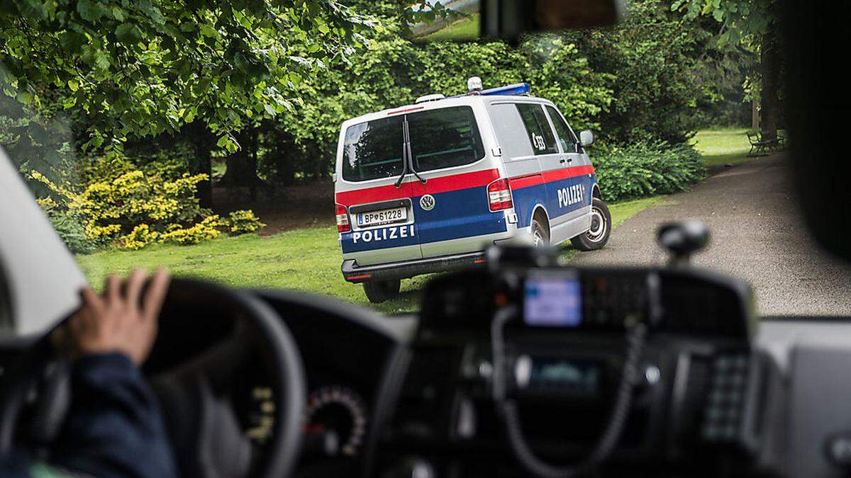 Polizei auf Streife im Park