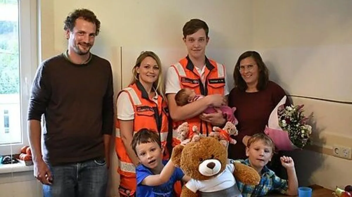 Familie Hiebl mit Notfallsanitäterin Sarah Jost und Zivildiener Alexander Prossegger, der Antonia im Arm hält 