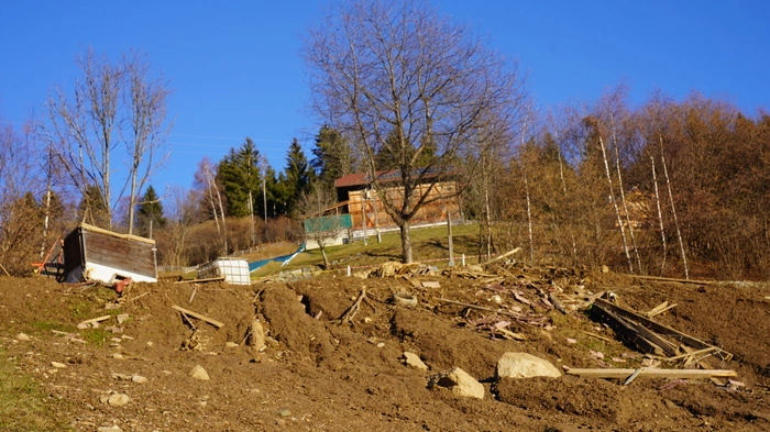 Enormen Schaden richtete ein Erdrutsch auf dem Hof von Familie Grießer in Trebesing an. Alle landwirtschaftlichen Geräte bis auf den Traktor sind zerstört.
