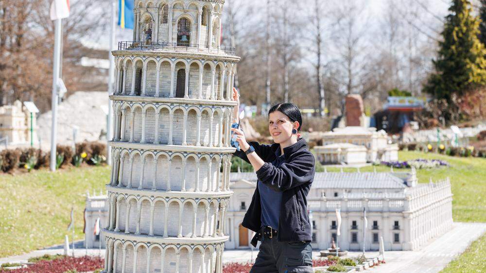 Den schiefen Turm von Pisa gibt es in zweifacher Ausführung. Einer davon wurde in den letzten Tagen von Landschaftspflege-Lehrling Christina Schnablegger auf Vordermann gebracht.