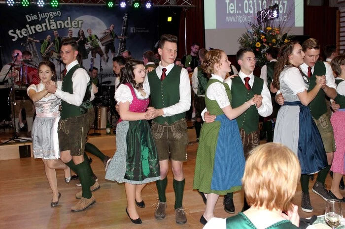 Die Musikgruppe "Die Jungen Steirerländer" heizten den Ballbesuchern musikalisch ordentlich ein.