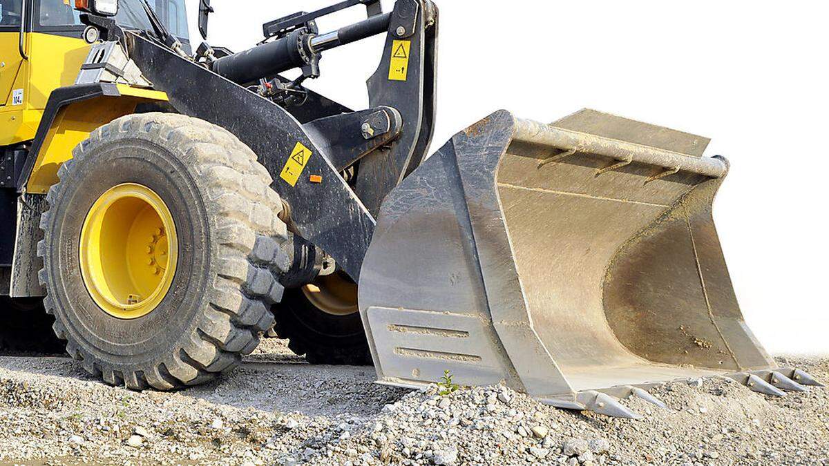 Ein neun Tonnen schwerer Bagger erfasste den Arbeiter (Symbolfoto)