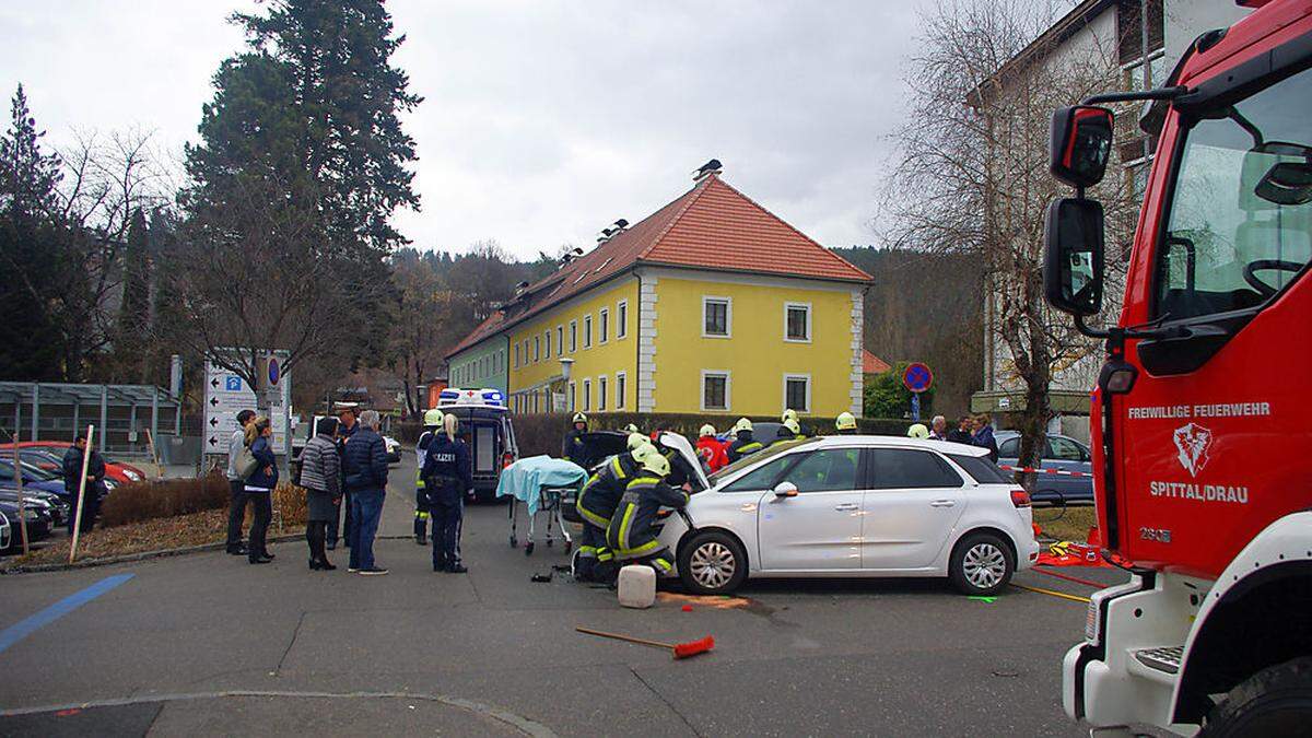 Eine Person war eingeklemmt und musste von der Feuerwehr befreit werden