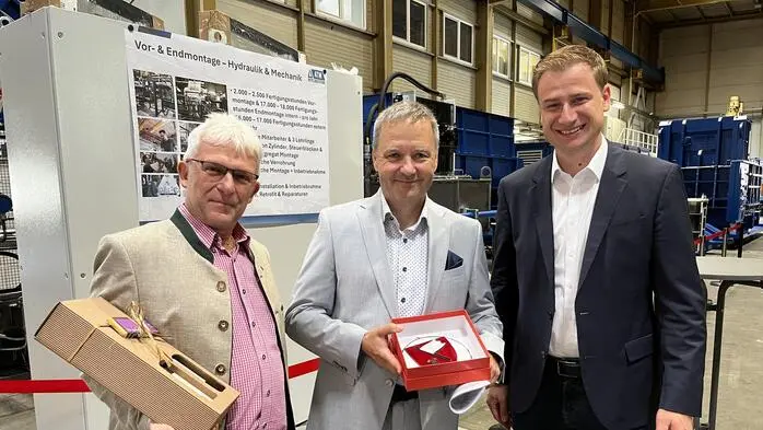 Bei ATM in Fohnsdorf wurde gefeiert: Gemeinderat Herbert Klein und Bürgermeister Volkart Kienzl gratulierten Geschäftsführer Andreas Anbauer (Mitte) zum Jubiläum
