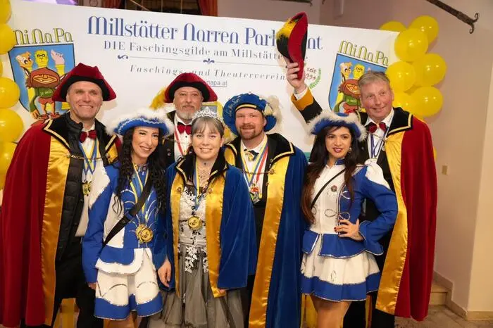 Eine Abordnung der Baldramsdorfer Narren gratulierte zum 30-Jahr-Jubiläum der Millstätter Kollegen
