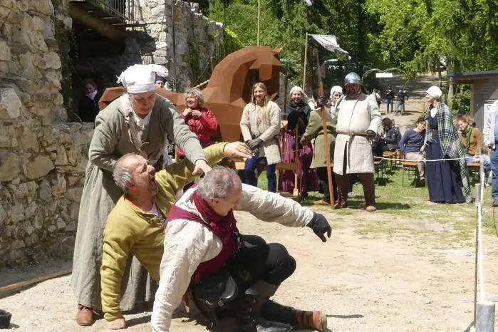 Bühne frei für das erste Mittelalterfest auf der Burgruine Waxenegg. 