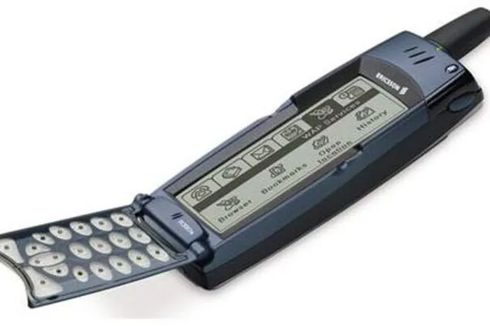 Ericsson setzte im Jahr 2000 auf das R380 als erstes Symbian-Handy. Ein Betriebssystem, das auf den frühen Smartphones omnipräsent war. Noch im Jahr 2006 hatte Symbian einen Marktanteil von 73 Prozent.
