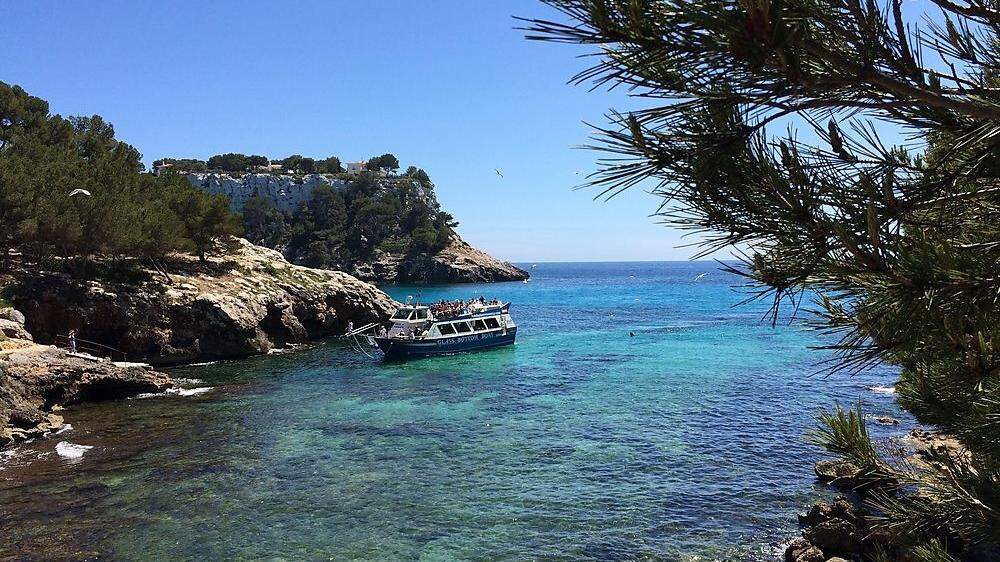 Das türkisblaue Meer um die Insel Menorca ist markant
