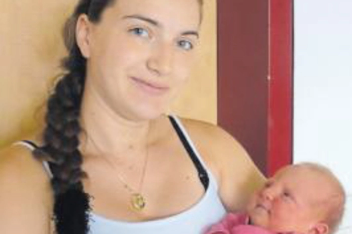 Ihren ersten Schrei tat Emilia-Sophie am 11. Juli um 9.15 Uhr. Der kleine Sonnenschein von Stefanie Neubauer und Philipp Skop war 3700 Gramm schwer und 51 Zentimeter groß. Zuhause ist die junge Familie in Bruck.  