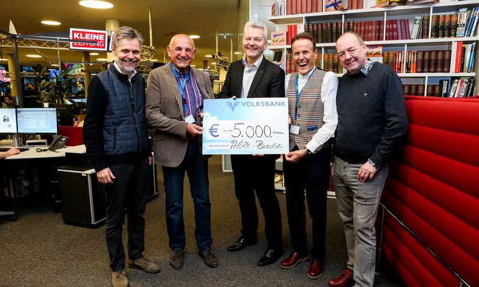 Die Tennisrunde rund um Ali Nitzl überreichte einen Scheck über 5000 Euro