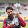 KAPFENBERG,AUSTRIA,24.MAY.25 - SOCCER - ADMIRAL 2. Liga, Kapfenberger SV 1919 vs Schwarz Weiss Bregenz. Image shows head coach Ismail Atalan (Kapfenberg) with a trophy. Keywords: trophy.
Photo: GEPA pictures/ Avni Retkoceri