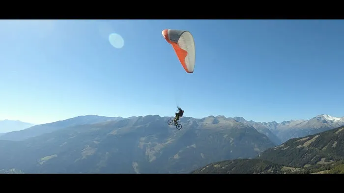Mit dem Bike am Gleitschirm, das gab es noch nie. Zu sehen im Film "Stone Valley" von Andreas Gasser, Stefan Müller und Florian Lerchbaumer.