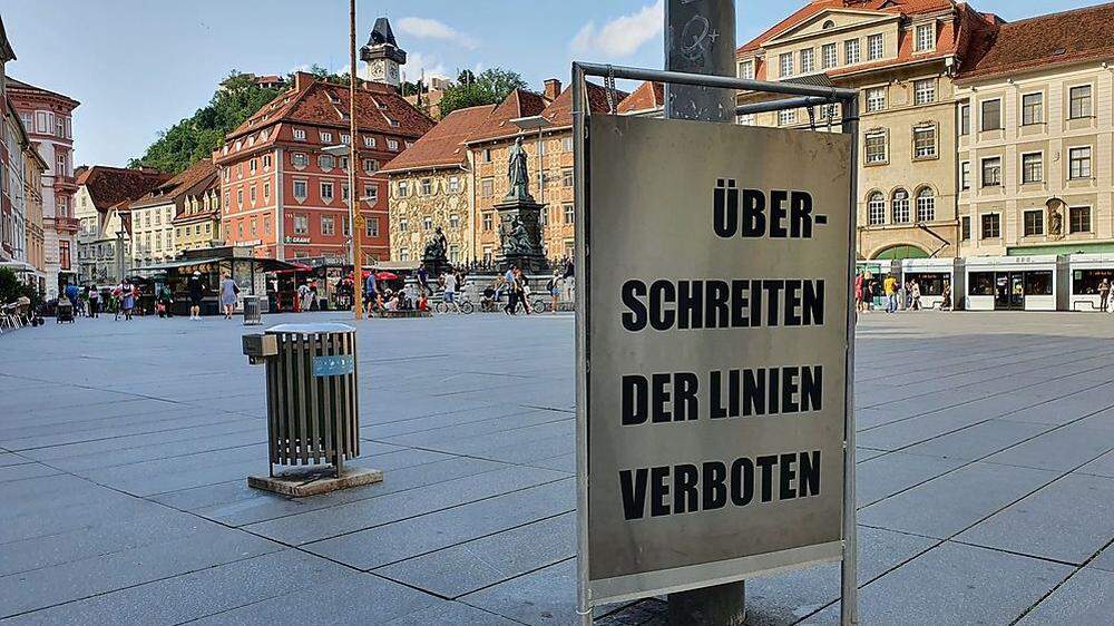 &quot;Überschreiten der Linien verboten&quot;, heißt es vor dem Grazer Rathaus