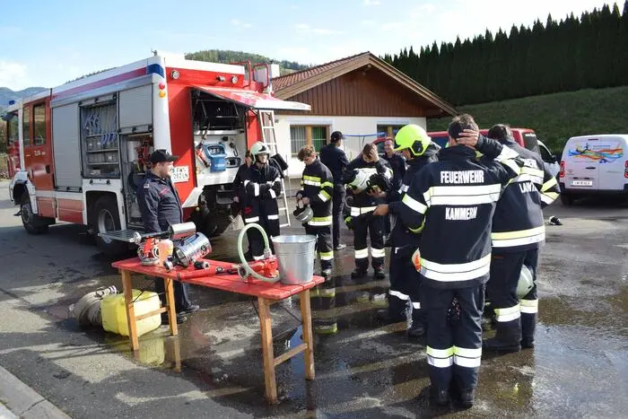Nach der Mittagspause wurde die Ausbildung mit den Stationen Strahlrohre und Rettungsgeräte fortgesetzt.