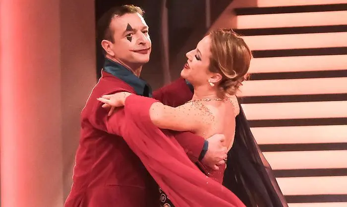 Alexander Pointner & Manuela Stöckl beim Slowfox im Joker-Outfit