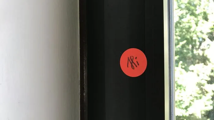 Viele Fenster der NMS Mureck kann man nicht mehr öffnen, weil sie versperrt sind. Andernfalls würden sie herausfallen. Welche Fenster es sind, das markieren rote Punkte.