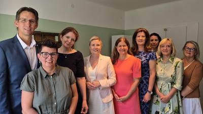 Bundesministerin Susanne Raab (Vierte v.l.) eröffnete die erste Übergangswohnung für Frauen nach Gewalterfahrungen in Leibnitz