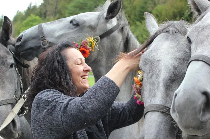 Zuvor wurden die 34 Stuten aber bei Hamedingers Fischerhütte in Kainach festlich geschmückt. Birgit Kanner, die Ehefrau von Stationsleiter Anton Kanner, behübschte die Pferde mit Wiesenblumen.