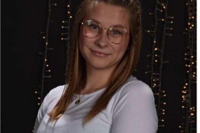 Lena Scheck (19), Lendorf: Ich habe mir klare Grenzen gesetzt, wie zum Beispiel nur eine Stunde Social Media am Tag und es funktioniert ganz gut. Zu Schulende entschied ich, mich von Snapchat und Instagram zu trennen und ich hatte den besten Sommer meines Lebens! Es ist bewundernswert, wie sehr sich diese Plattformen auswirken, vor allem auf Gesprächsthemen und das Kaufverhalten! Mir ist erstmals bewusst geworden, wie viel sinnlose Dinge ich gekauft habe, nur weil es jemand auf Instagram empfohlen hat. Ich bin ehrlich, man verpasst so viel ohne Social Media! Ich habe wieder einen Account erstellt - aber ohne Influencer und Leute, die ich nicht kenne.