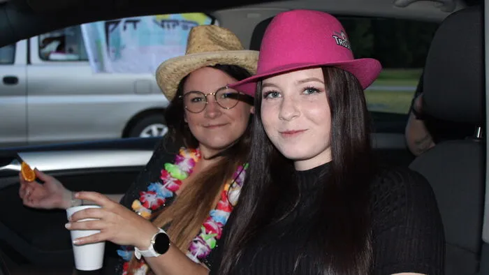 Passend zur Partymusik auch das Partyoutfit