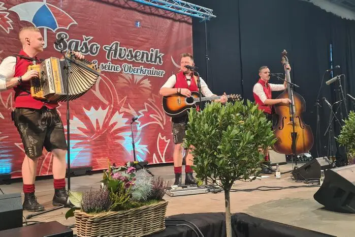 und „Ligist 3“ so richtig in Fahrt gebracht, ehe die Stars und Nachfolger der legendären Oberkrainer um Slavko Avsenik aus Slowenien von Mitorganisator Markus Kern auf die Bühne gebeten wurden.