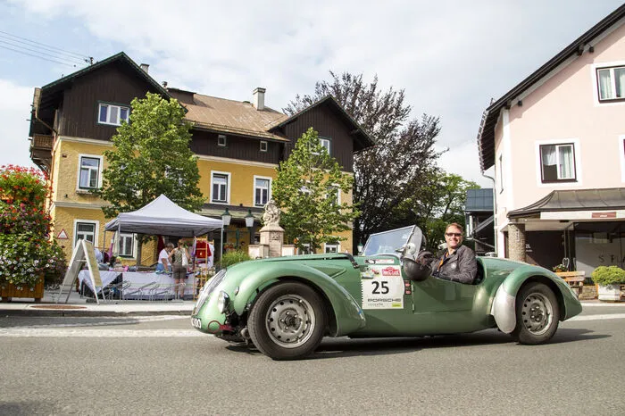 Kurt Menhofer und gerald Hegenbart in ihrem Healey Silverstone strahlen mit der Sonne um die Wette.