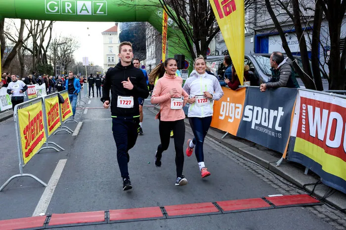 Klicken Sie sich durch die Fotos vom Grazer Silvesterlauf.