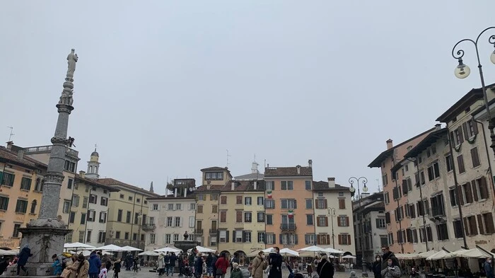 Udine: Samstag Vormittag belebtes Treiben auf der Piazza San Giacomo