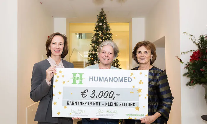 Ulrike Koscher-Preiss und Peri Eder mit dem Scheck für "Kärntner in Not"