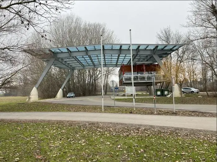 Unter dem Flugdach des ehemaligen Zollamts von Angern hat in der warmen Jahreszeit das Imbiss-Café „Das Leben ist schön“ geöffnet