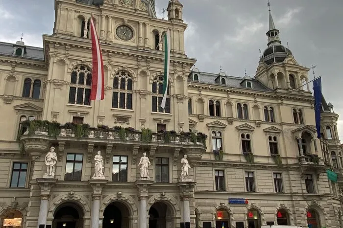 Sowohl ukrainische und einheimische Bürger sammelten sich gestern gegen 17 Uhr am Hauptplatz und trotzten nicht nur der russischen Invasion, sondern auch dem Regen. 