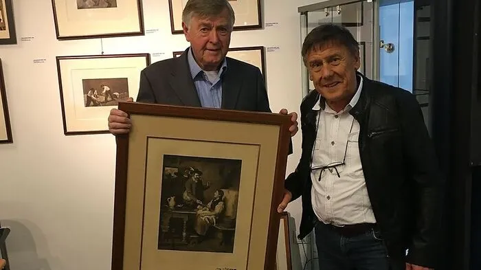 Konrad Verra (rechts) nahm nach einigen Verwirrungen seinen Gewinn von Erich Mair entgegen