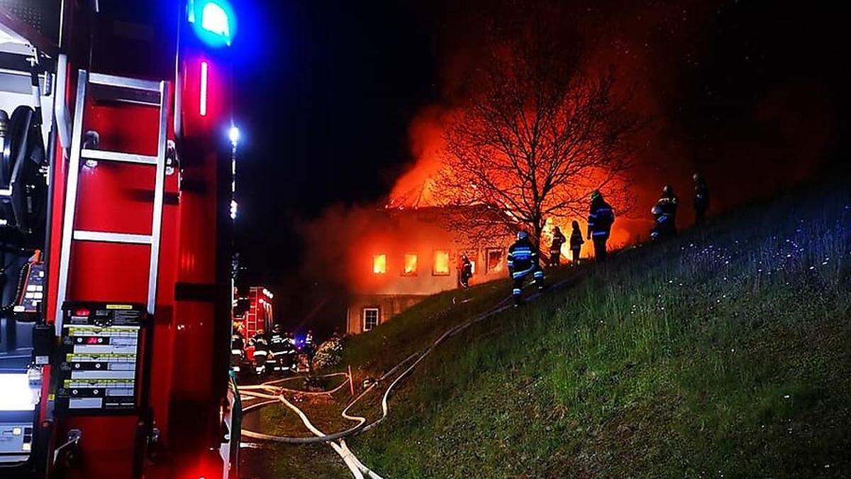 Mehrere Feuerwehren waren mit 104 Kräften im Einsatz